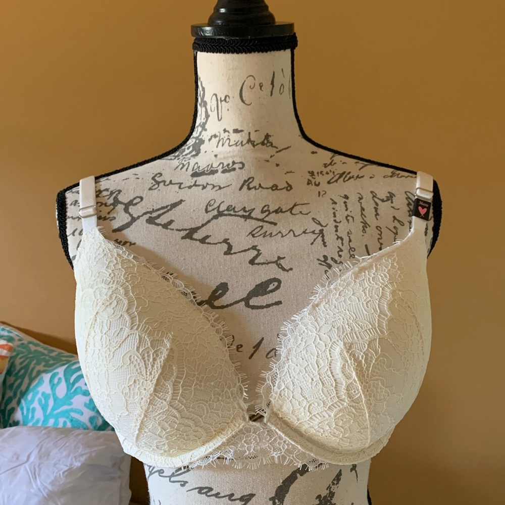 BNWT Victoria’s Secret Lace Bra